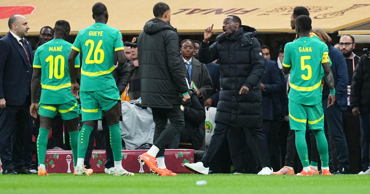 doublefayce's tweet photo. 😂😂😂😂😂😂😂😂😂😂😂😂😂😂😂😂😂😂😂😂😂😂😂😂😂😂😂😂😂😂😂😂😉 Bye bye Sénégal !!!!! On rentre à la maison 🏠 😂😂😂😂😂😂😂😂😂😂😂 Allez on fait les valises !!! Bye bye 😂😂😂😂 #Sénégal #BelSen https://t.co/l66Ll1QlBQ