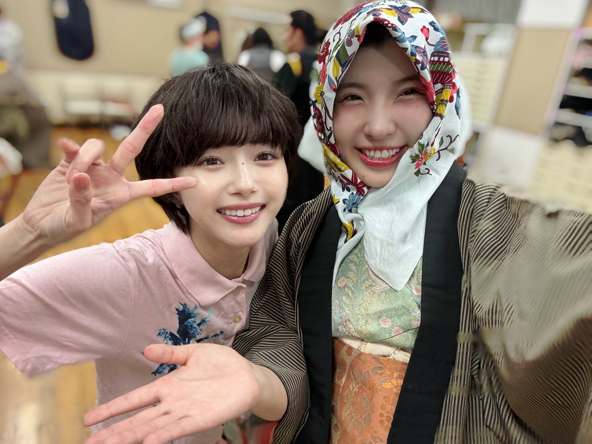 REIKA_Shinonome's tweet photo. おはようございます！
生憎の雨ですが、舞台『シーボルト父子伝2026』三越劇場、、ついに明日から開幕です☺︎

また、応援札も皆さん本当にありがとうございます！パワー受け取ってます☺︎
1枚目2枚目はどの場面でしょう？
劇場で確かめてね！
3枚目2人でお弁当4つ食べてないからね笑本当だよ笑 https://t.co/wSbRjHffGA