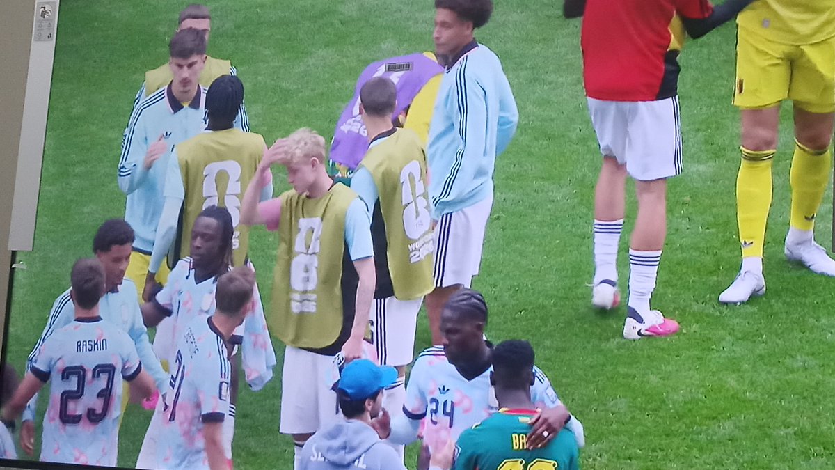 ArmyExolMonbeb1's tweet photo. Senegal was robbed BCS referee decided to make Belgium win, yeah Belgium won by cheating I feel so bad for Senegal https://t.co/b7SZc2FPfP