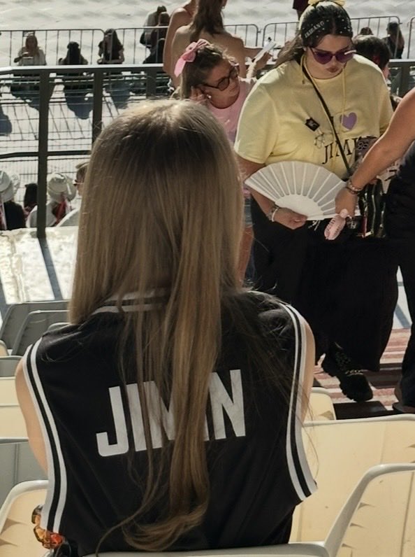 ona9192's tweet photo. Now I understand why the company does everything it can to keep  Jimin  from overshadowing the others. Today, it felt like about 40% of the crowd were Jimin  fans and 60% were fans of the other six members. If someone had told me this before, I never would have believed it. https://t.co/w1b82UiBIE