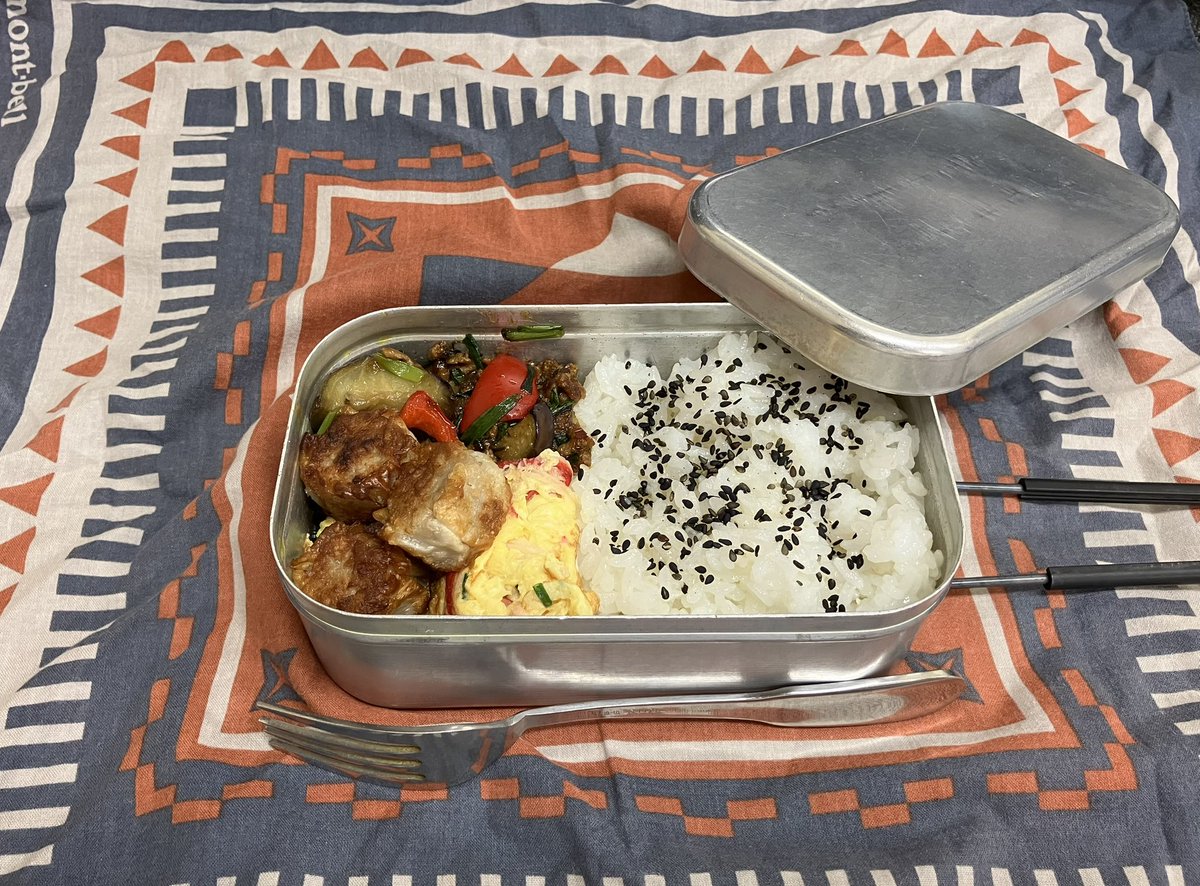SRforTD's tweet photo. 本日の弁当🍱です😊

①たまご焼き🥚(カニかま🦀根木さん入)
②肉🥩
③茄子🍆
④ピーマン🫑
⑤パプリカ🔴
⑥甜麵醬
⑦豆豉醬　
⑧焼売(冷蔵庫より救出🚨)
⑨ごま塩(丸美屋出身)
⑩めし🍚

いただきます🥄❤️

#弁当記録📖　
#ヨク焼き焼売🔥😅
#万能肉味噌🟤 https://t.co/W6hceH7WIP