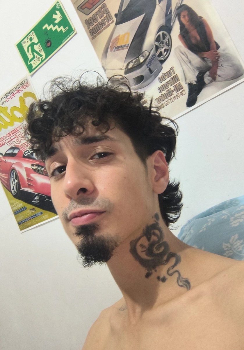 samsolee_'s tweet photo. The face// The feet https://t.co/SvpB61qQR3