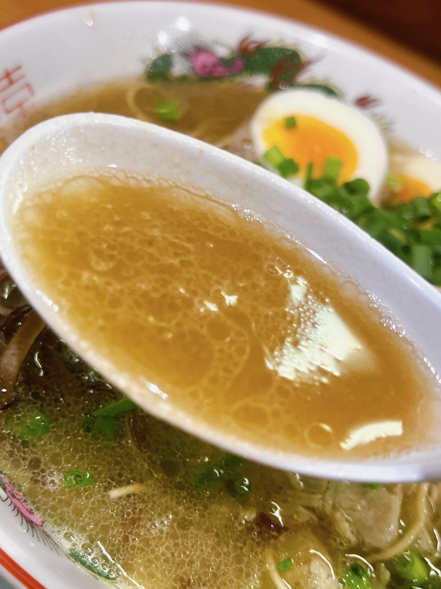 pchan_rm's tweet photo. 昔は仁川まで行かないと食べれなかった
あの伝説のガチ博多豚骨☺️
今やありがたいことに
あちこちで堪能できるように🥰

「しぇからしか 梅田店」さん
梅田のど真ん中でありながら
ラーメンが800円ゆで卵が50円と
まるで値段が昭和で止まったかのような
驚異のコスパに毎回頭が下がる🙇

続く https://t.co/w81eZ2says