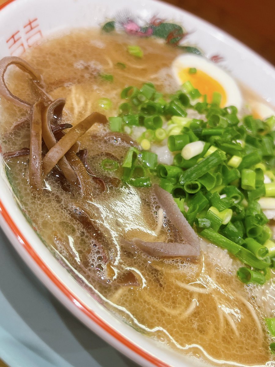 pchan_rm's tweet photo. 昔は仁川まで行かないと食べれなかった
あの伝説のガチ博多豚骨☺️
今やありがたいことに
あちこちで堪能できるように🥰

「しぇからしか 梅田店」さん
梅田のど真ん中でありながら
ラーメンが800円ゆで卵が50円と
まるで値段が昭和で止まったかのような
驚異のコスパに毎回頭が下がる🙇

続く https://t.co/w81eZ2says