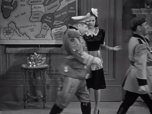 ClownRaynbow's tweet photo. https://t.co/ubW00Pbwap
I’ll Never Heil Again, starring the #threestooges  (Moe, Larry, Curly) with Mary Ainslee, Vernon Dent – originally released July 4, 1941 https://t.co/e4RtfsabPH