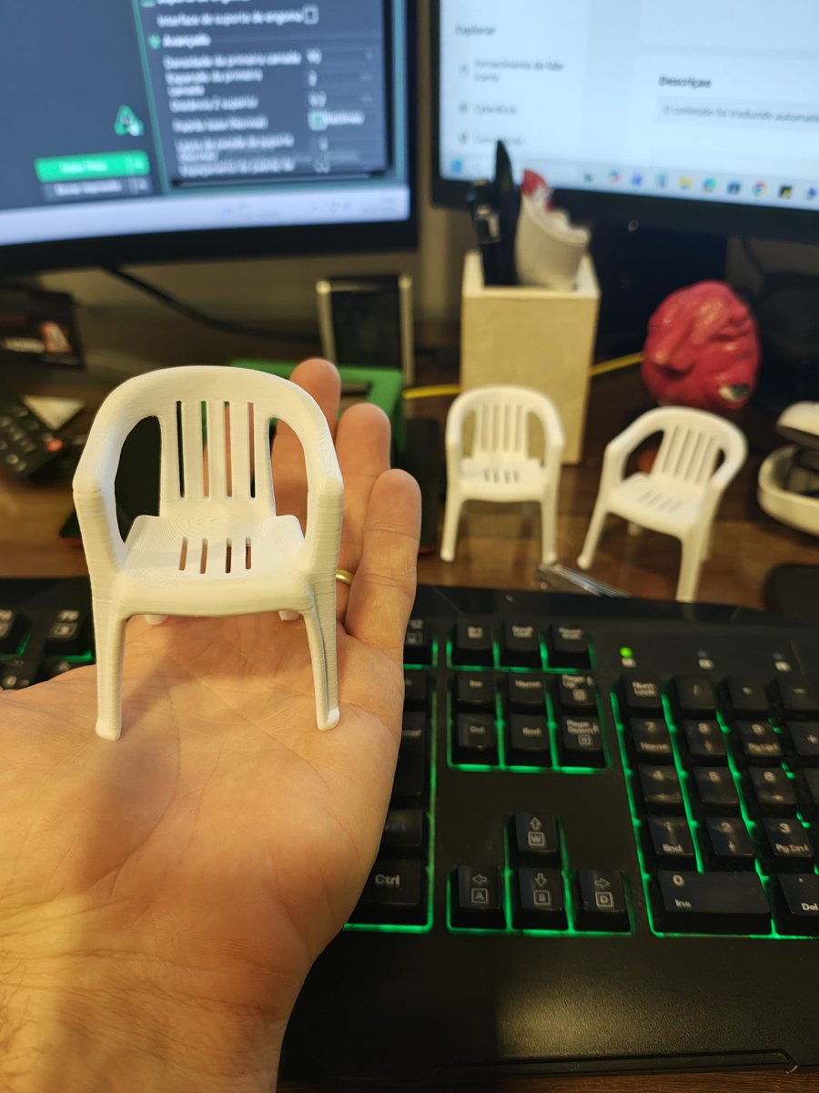 bxstianini's tweet photo. GENTE mandei fazer cadeirinhas 3d pra dar de presente pra minha banca de TCC (pra quem não sabe, fiz uma análise de músicas de DTMF), olha como ficou 😭 https://t.co/juPTvCu6Od