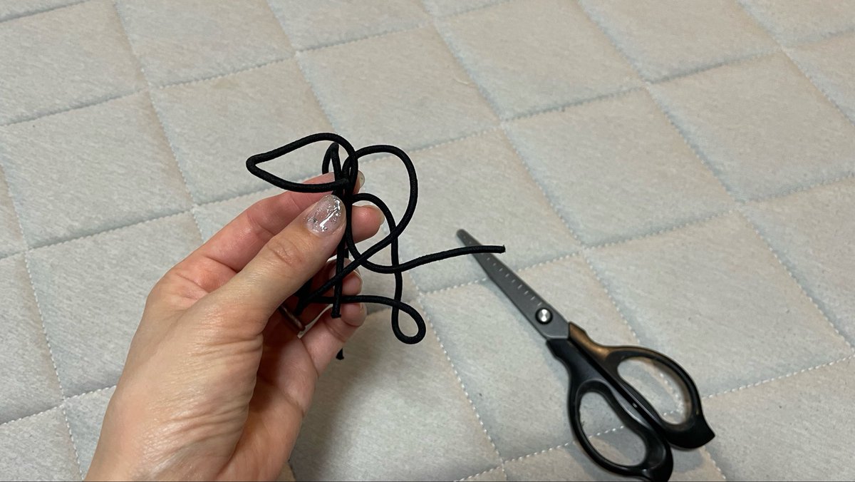 amyminimal's tweet photo. ヘアゴムは黒一択🪮
子どもと兼用で使っています👧

100均で長いゴムを買って、量産✌️ https://t.co/fPiySu64P2