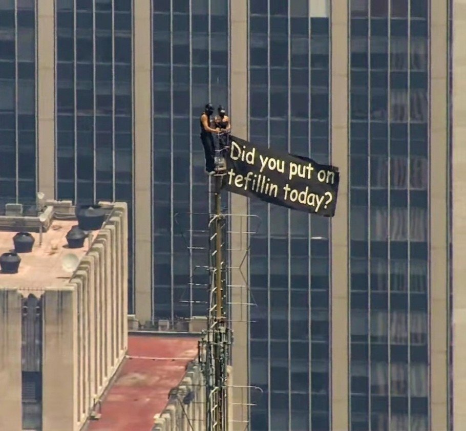Mottel's tweet photo. Unbelievable message displayed by the people who climbed to the top of the Empire State building.

I fully agree. https://t.co/o2KaBtHSmS