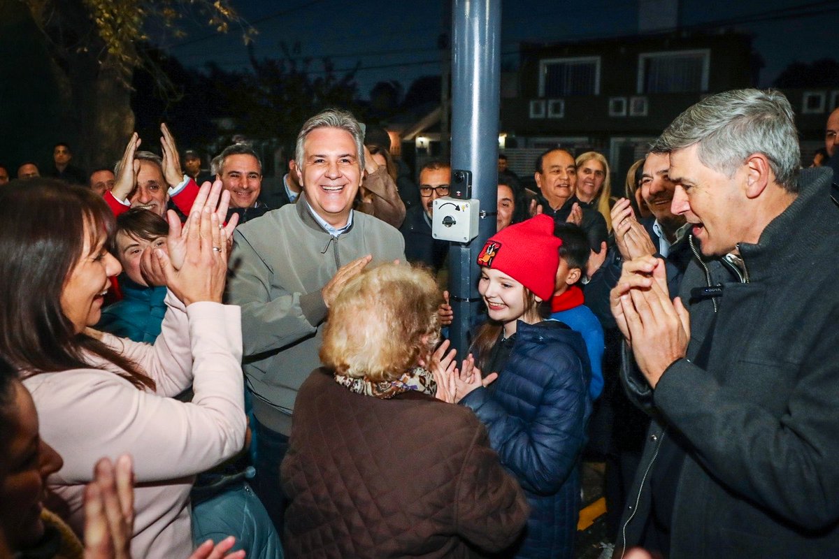 FranBondone's tweet photo. Acompañamos a @MartinLlaryora y @PasseriniOk a la inauguración del alumbrado público inteligente de B° Posta de Vargas 💡
+100 luminarias LED: + seguridad, + ahorro energético, + calidad de vida.

Desde el CPC Jardín, presentes en cada obra que transforma nuestra comunidad 🤝🏼 https://t.co/2rJbt5g1kt