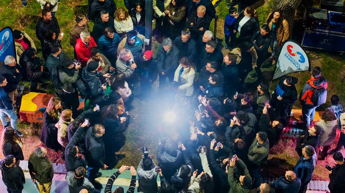 FranBondone's tweet photo. Acompañamos a @MartinLlaryora y @PasseriniOk a la inauguración del alumbrado público inteligente de B° Posta de Vargas 💡
+100 luminarias LED: + seguridad, + ahorro energético, + calidad de vida.

Desde el CPC Jardín, presentes en cada obra que transforma nuestra comunidad 🤝🏼 https://t.co/2rJbt5g1kt