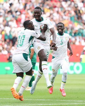 TTendenciaX's tweet photo. "Negro Chanta":
Porque el brujo ghanés, Nana Kwaku Bonsam, había afirmado hace unos días que los belgas perderían contra los senegaleses. "Senegal empatará contra Bélgica con 90 minutos y ganará en el tiempo extra". https://t.co/Yl8SHTHs4l