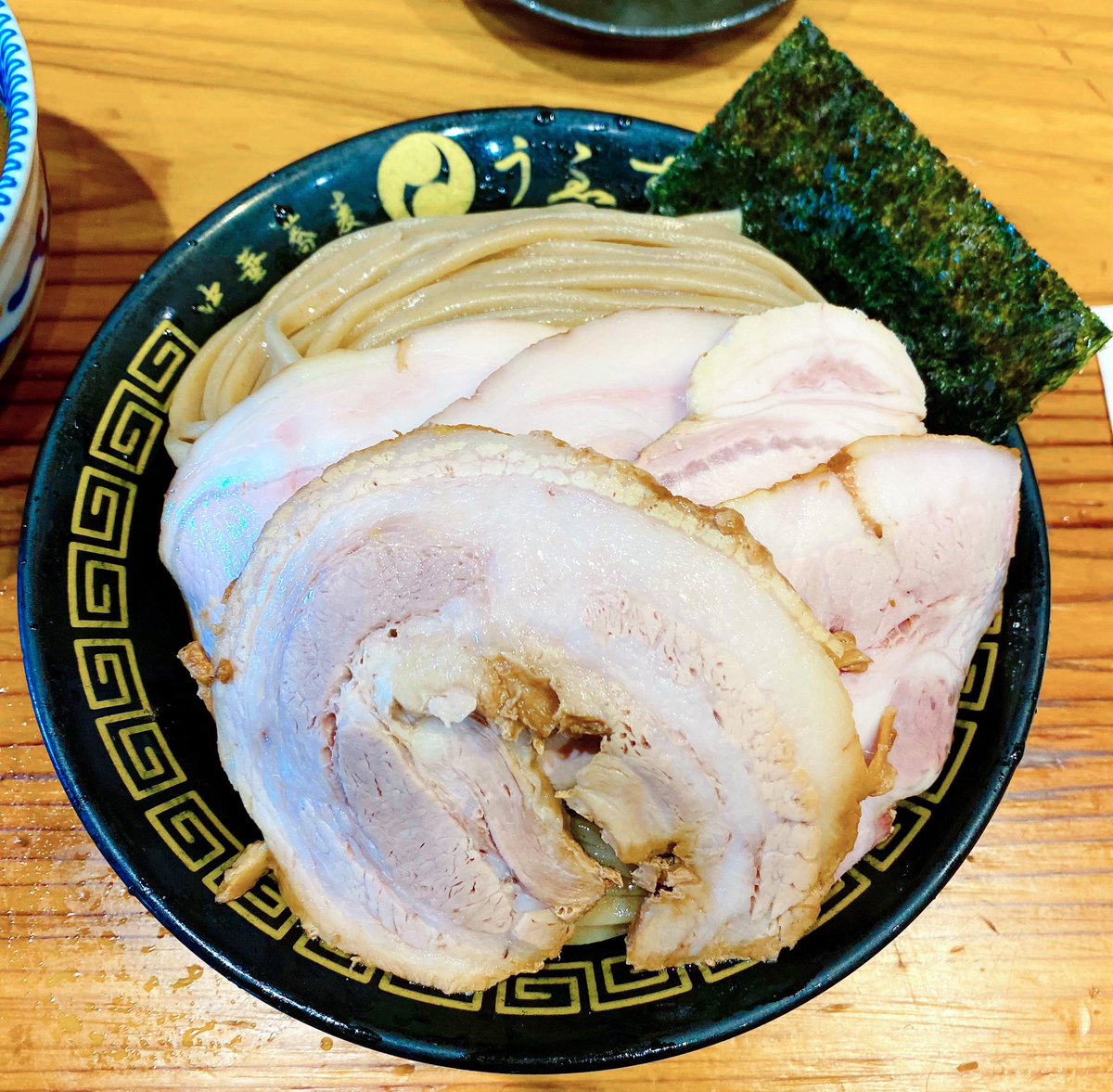 Limited_HUNTER's tweet photo. 中華蕎麦うゑず@国母(山梨県)

濃厚豚骨魚介つけめん🍜
桃源焼豚＋特大焼売セット

とみ田の系譜を継ぐ、山梨が誇る豚魚の最高峰🥹✨

麺、チャーシュー、つけ汁全てが圧倒的な存在感を放つパワフルでスペシャルな一杯😍💯

もはや王者の風格すら感じさせる🥹🥹🥹 https://t.co/TfgXv2q6cx
