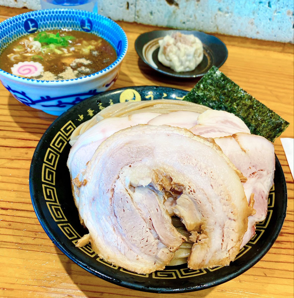 Limited_HUNTER's tweet photo. 中華蕎麦うゑず@国母(山梨県)

濃厚豚骨魚介つけめん🍜
桃源焼豚＋特大焼売セット

とみ田の系譜を継ぐ、山梨が誇る豚魚の最高峰🥹✨

麺、チャーシュー、つけ汁全てが圧倒的な存在感を放つパワフルでスペシャルな一杯😍💯

もはや王者の風格すら感じさせる🥹🥹🥹 https://t.co/TfgXv2q6cx