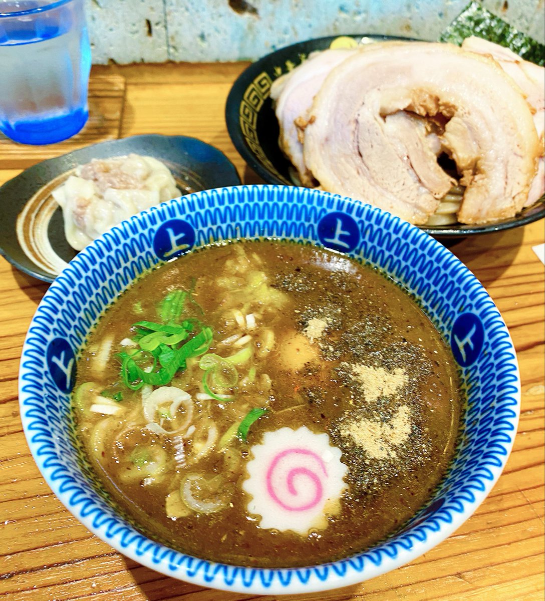 Limited_HUNTER's tweet photo. 中華蕎麦うゑず@国母(山梨県)

濃厚豚骨魚介つけめん🍜
桃源焼豚＋特大焼売セット

とみ田の系譜を継ぐ、山梨が誇る豚魚の最高峰🥹✨

麺、チャーシュー、つけ汁全てが圧倒的な存在感を放つパワフルでスペシャルな一杯😍💯

もはや王者の風格すら感じさせる🥹🥹🥹 https://t.co/TfgXv2q6cx