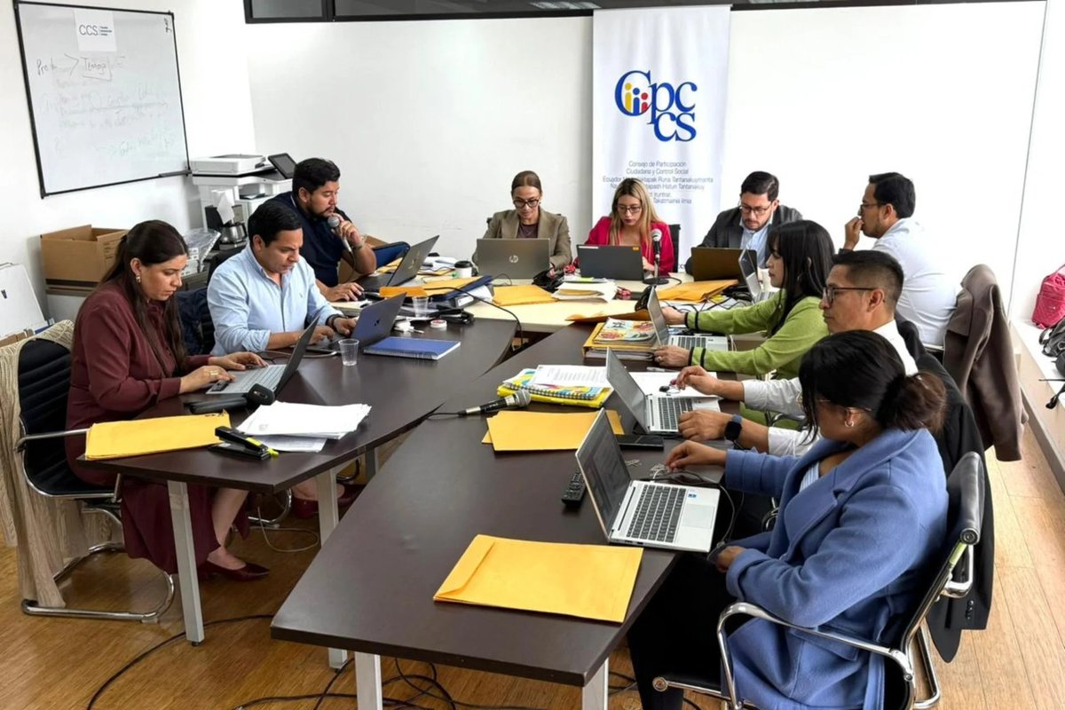 OscarAyerve's tweet photo. ⚖️EL COLMO DE LOS MALES.
LA COMISIÓN CIUDADANA DE SELECCIÓN DEL CONCURSO PARA @FiscaliaEcuador PIDE SUSPENDER EL PROCESO POR LA FALTA DE RESPUESTA DEL PLENO DEL @CpccsEc
La Comisión pidió suspender los términos y plazos del concurso por la falta de respuesta del Pleno del CPCCS, presidido por Andrés Fantoni, a sus requerimientos.
En la práctica, esto significa que el proceso queda congelado, porque el Consejo de Participación que debía garantizar su avance no toma decisiones.
Desde el 09-06-2026, el Pleno del CPCCS no se pronuncia sobre el informe final de méritos y recalificaciones, impidiendo pasar a la fase de impugnación ciudadana. 
Además, siguen sin respuesta temas clave como los catedráticos que elaborarán las preguntas, la asignación de recursos y el nuevo cronograma del proceso.
Un concurso que debía avanzar hacia impugnaciones, pruebas escritas, pruebas orales y casos prácticos hoy está detenido por falta de conducción, falta de votos y de responsabilidad.
El CPCCS vuelve a paralizar un concurso estratégico, pese a que Andrés Fantoni ofreció que en 4 meses el país tendría nuevo Fiscal General, sin embargo, han pasado más de 6 meses y el concurso sigue atrapado en el limbo.
@Presidencia_Ec @MinGobiernoEc @MinInteriorEc @DefensaEc @CorteConstEcu @FFAAECUADOR @PoliciaEcuador @elcomerciocom @eluniversocom @janethinostroza @Primicias @revistavistazo @lahoraecuador @Expresoec @24horasTA @EcuavisaInforma @tctelevision @CarlosVerareal @visionariasec @radiosonoramaec @democraciaec @radiosucesosec