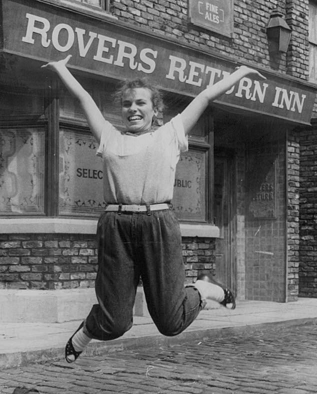 70sStreetFan's tweet photo. Happy Birthday to Sue Devaney. Best known as Corrie’s Debbie Webster, Sue first played the role in 1984 (below)

#SueDevaney #DebbieWebster #Corrie #ClassicCorrie #CoronationStreet https://t.co/muXNpCmCTH