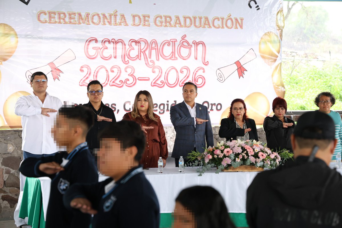 SEGOB_Queretaro's tweet photo. Con el propósito de dar seguimiento a la estrategia #AquíContigo el secretario de Gobierno, @Eric_gudino acudió a la ceremonia de clausura del ciclo escolar 2026 de la 📍 Escuela Telesecundaria “Renato Leduc”.

en su mensaje, el funcionario estatal reconoció a las y los 47 alumnos que culminan sus estudios.

Les recordó la importancia de seguir preparándose para forjar un mejor futuro. 🙌🏼