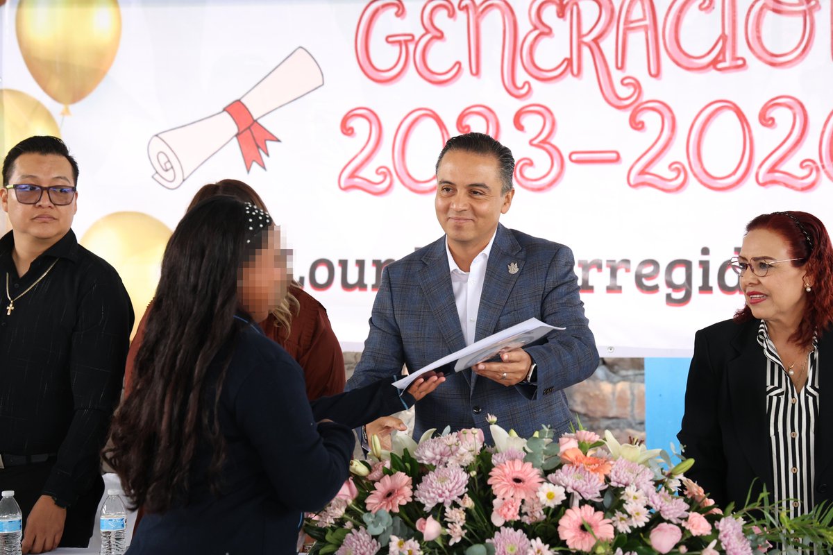 SEGOB_Queretaro's tweet photo. Con el propósito de dar seguimiento a la estrategia #AquíContigo el secretario de Gobierno, @Eric_gudino acudió a la ceremonia de clausura del ciclo escolar 2026 de la 📍 Escuela Telesecundaria “Renato Leduc”.

en su mensaje, el funcionario estatal reconoció a las y los 47 alumnos que culminan sus estudios.

Les recordó la importancia de seguir preparándose para forjar un mejor futuro. 🙌🏼