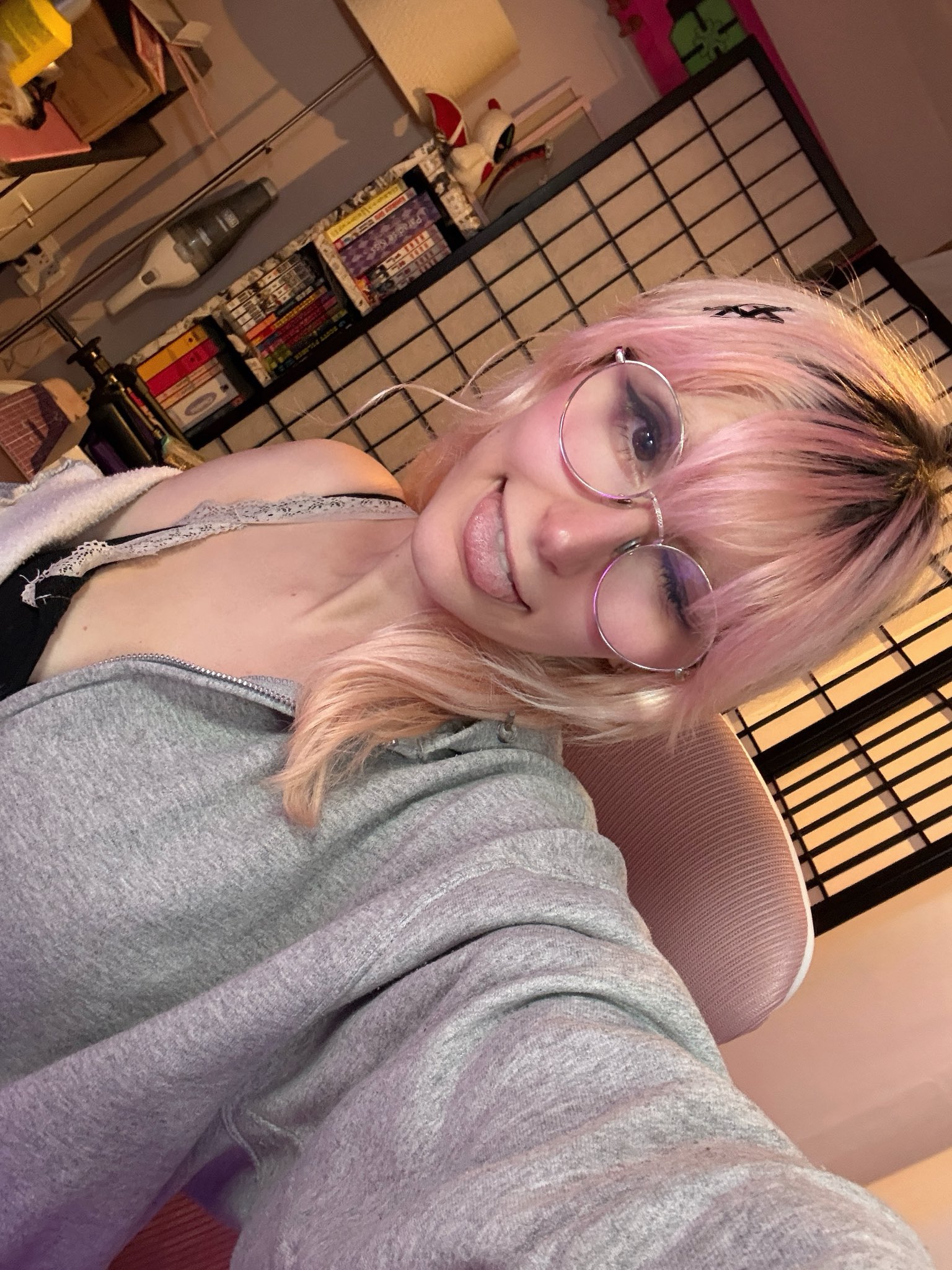 Live now for the fleshtuber stream of the week!! Post EVO-chat + working on cosplay stuff! https://t.co/HHx8QePDOk