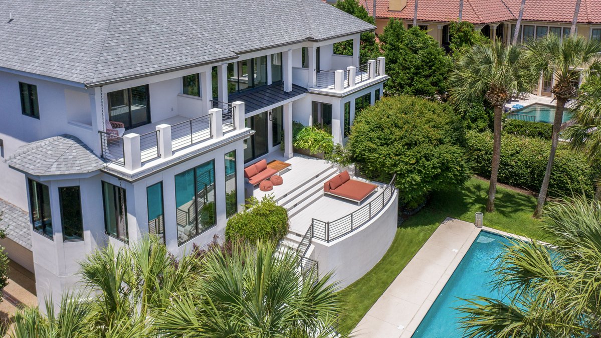 LUXRE's tweet photo. Welcome to 14 Castlebridge Court, a spectacular waterfront residence transformed into a modern masterpiece. 

🗝️ Charter One Realty | $4,500,000 USD | https://t.co/l1febnBcix https://t.co/d7bWgx7g5M