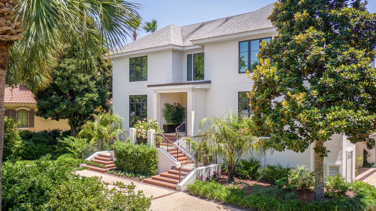 LUXRE's tweet photo. Welcome to 14 Castlebridge Court, a spectacular waterfront residence transformed into a modern masterpiece. 

🗝️ Charter One Realty | $4,500,000 USD | https://t.co/l1febnBcix https://t.co/d7bWgx7g5M