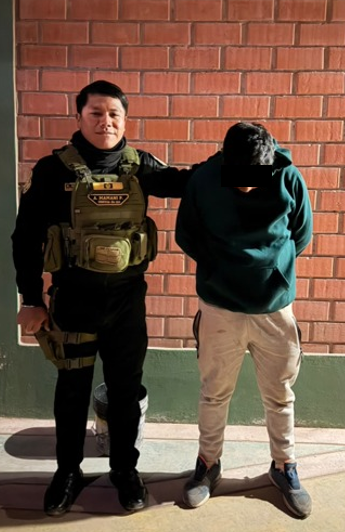 Regpol_Puno's tweet photo. #Puno📸 I Efectivos de la Comisaría PNP San Miguel "B" lograron la detención de una persona de 30 años de edad, por la presunta comisión del delito contra la seguridad pública, en la modalidad de peligro común – conducción en estado de ebriedad. https://t.co/jyVdi5t2bf