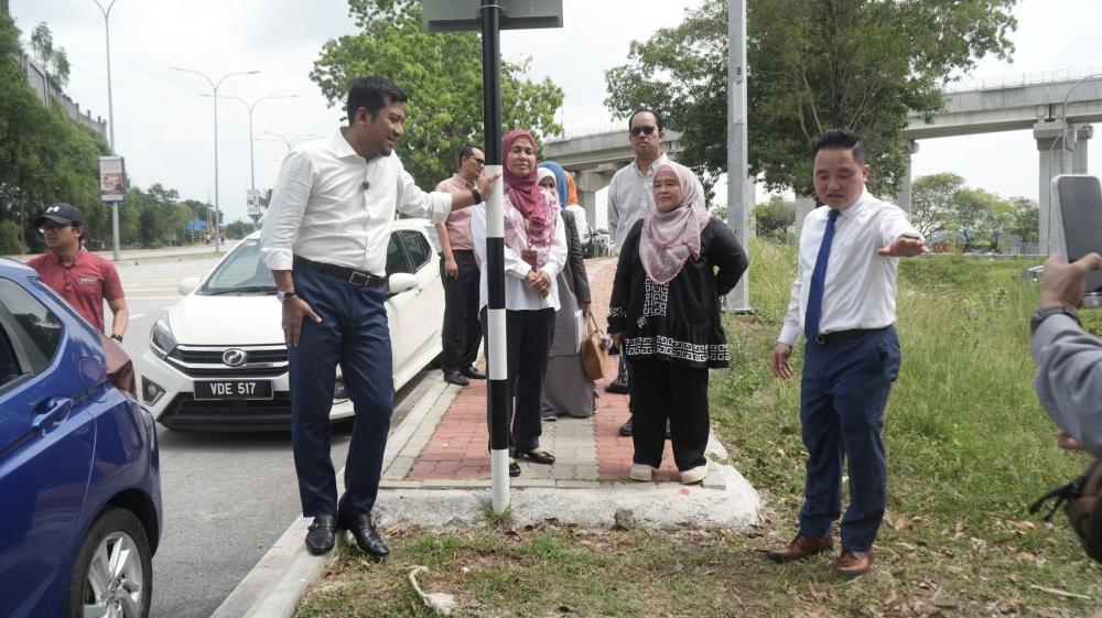 malaymail's tweet photo. Selangor orders urgent completion of missing walkways near new LRT3 stations after safety concerns. https://t.co/oGsaplgz8u https://t.co/YMgIS2cEXA