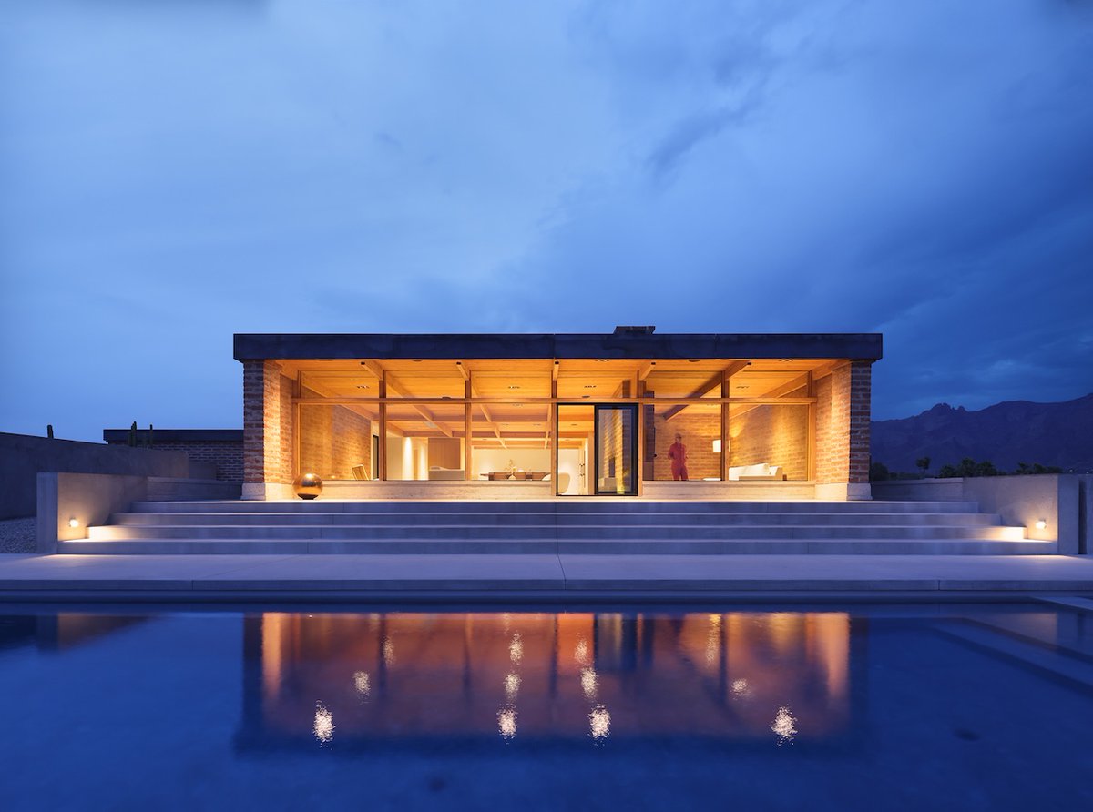Architizer's tweet photo. A sensitive renovation transforms this mid-century modern home while preserving the character of its original burnt adobe walls.

��� Tucson, Arizona, USA
Project by: HK Associates Inc
Photos by: Ema Peter Photography, HK Associates Inc, Logan Havens Photography
Details: https://t.co/KJiO3y2VsQ
