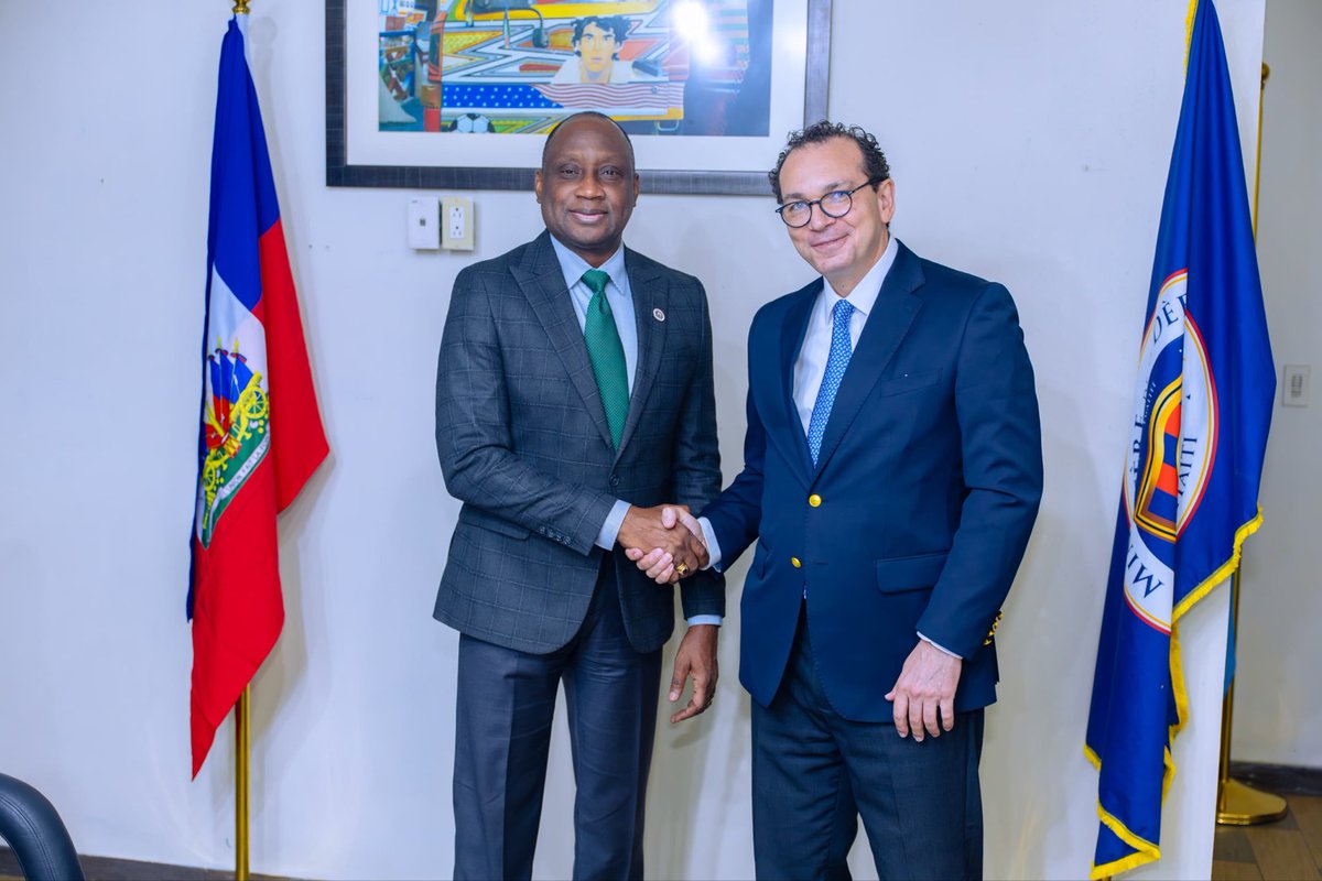 MarcheLongue's tweet photo. Le ministre haïtien de la Défense, Mario Andrésol, s’est entretenu ce mercredi 1er juillet avec l’ambassadeur du Brésil en Haïti, Luís Guilherme Nascentes da Silva, dans le cadre des efforts visant à renforcer la coopération bilatérale en matière de défense et de sécurité.

Au cours de cette rencontre, les deux responsables ont discuté des perspectives d’un partenariat stratégique destiné à appuyer le développement des capacités des Forces armées d’Haïti (FADH). Les échanges ont notamment porté sur le partage de l’expérience brésilienne dans la sécurisation des zones urbaines complexes, le contrôle territorial, le renseignement de proximité ainsi que la coordination entre les forces armées et les services de police.

Les discussions ont également abordé les possibilités d’un appui brésilien en matière de formation, de soutien logistique et d’encadrement tactique, afin de contribuer au renforcement des capacités opérationnelles des FADH face aux défis sécuritaires du pays.

Cette rencontre intervient quelques jours avant la participation du ministre Mario Andrésol à la XVIIᵉ Conférence des ministres de la Défense des Amériques (CMDA), prévue du 7 au 10 juillet au Pérou. À cette occasion, une rencontre bilatérale avec son homologue brésilien est envisagée afin de poursuivre les discussions sur le renforcement de la coopération entre les deux pays.

#MarcheLongueMedia