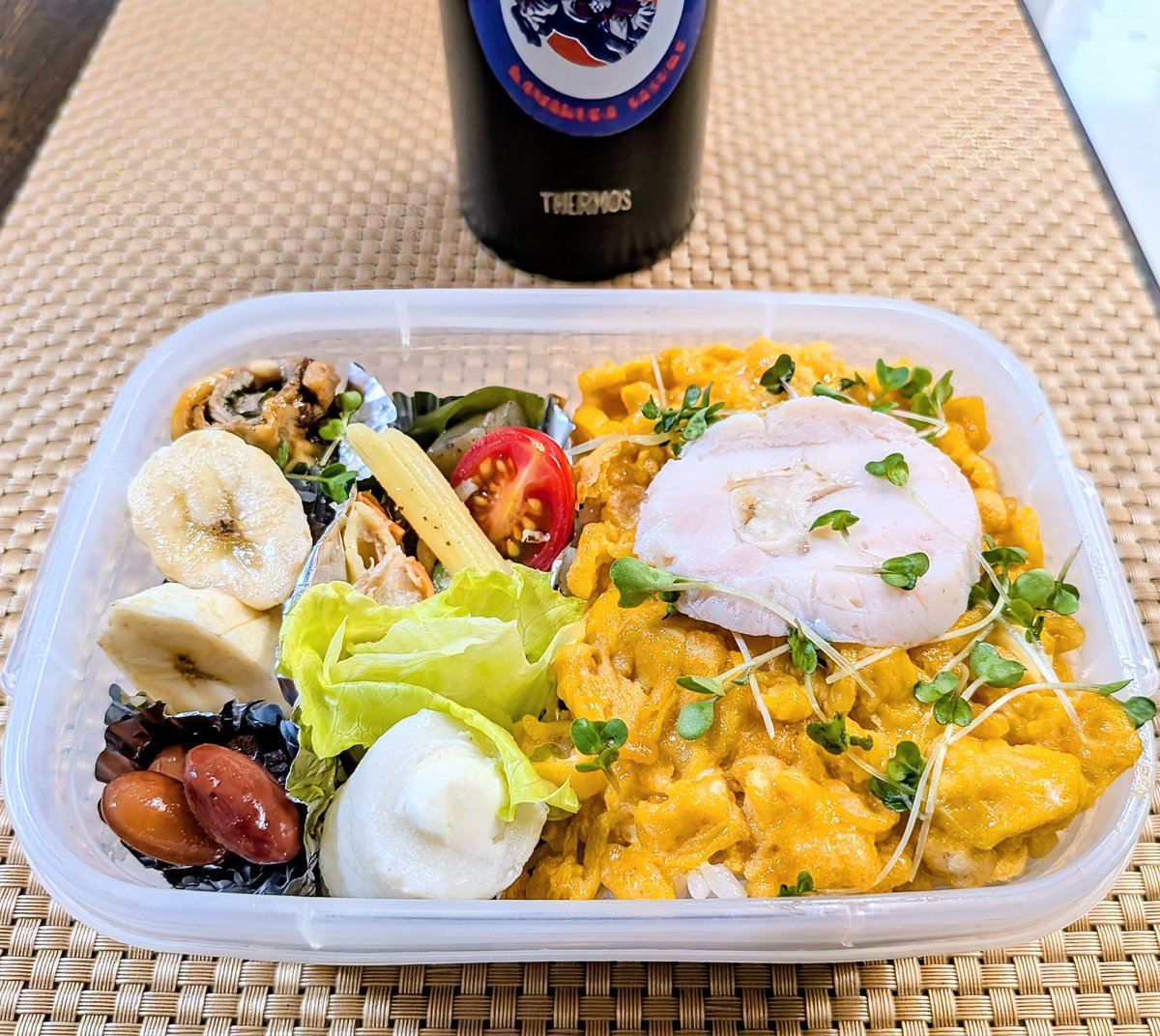 taripon's tweet photo. お弁当

今日も妻分のみ。
本人リクエストで、メインは揚げ玉を入れたタヌキ天玉丼に、出来たての鶏生ハム添え。
あとはこんにゃく煮物や大葉チーズ肉巻など。
おかず的には我が家鉄板の仕上がり（笑）

#おうちごはん
#お弁当 https://t.co/S6iRZOInzY
