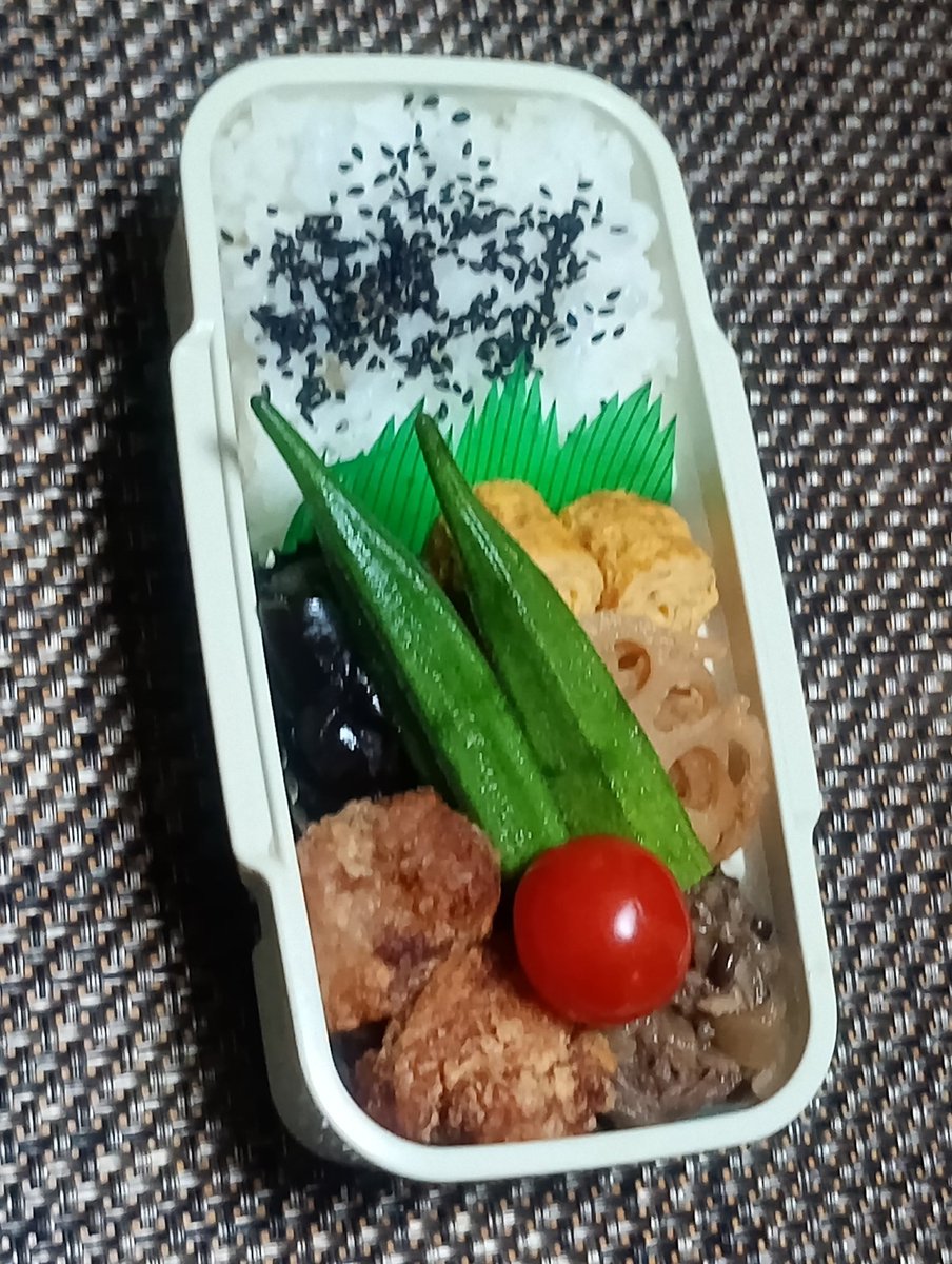 obentofather's tweet photo. おはようございます。
やっと木曜日か😅新人研修も一区切りしたので明日は有休を取ろうかな〜🤔
今朝の体重は67.4kg↘️👍
【#今日のお弁当】
・たまご焼き
・鶏唐揚げ
・蓮根きんぴら
・茄子煮浸し
・牛肉しぐれ煮
・オクラ
#お弁当記録 
#お弁当日記 
#おやじの弁当 https://t.co/HBotS1kGbv