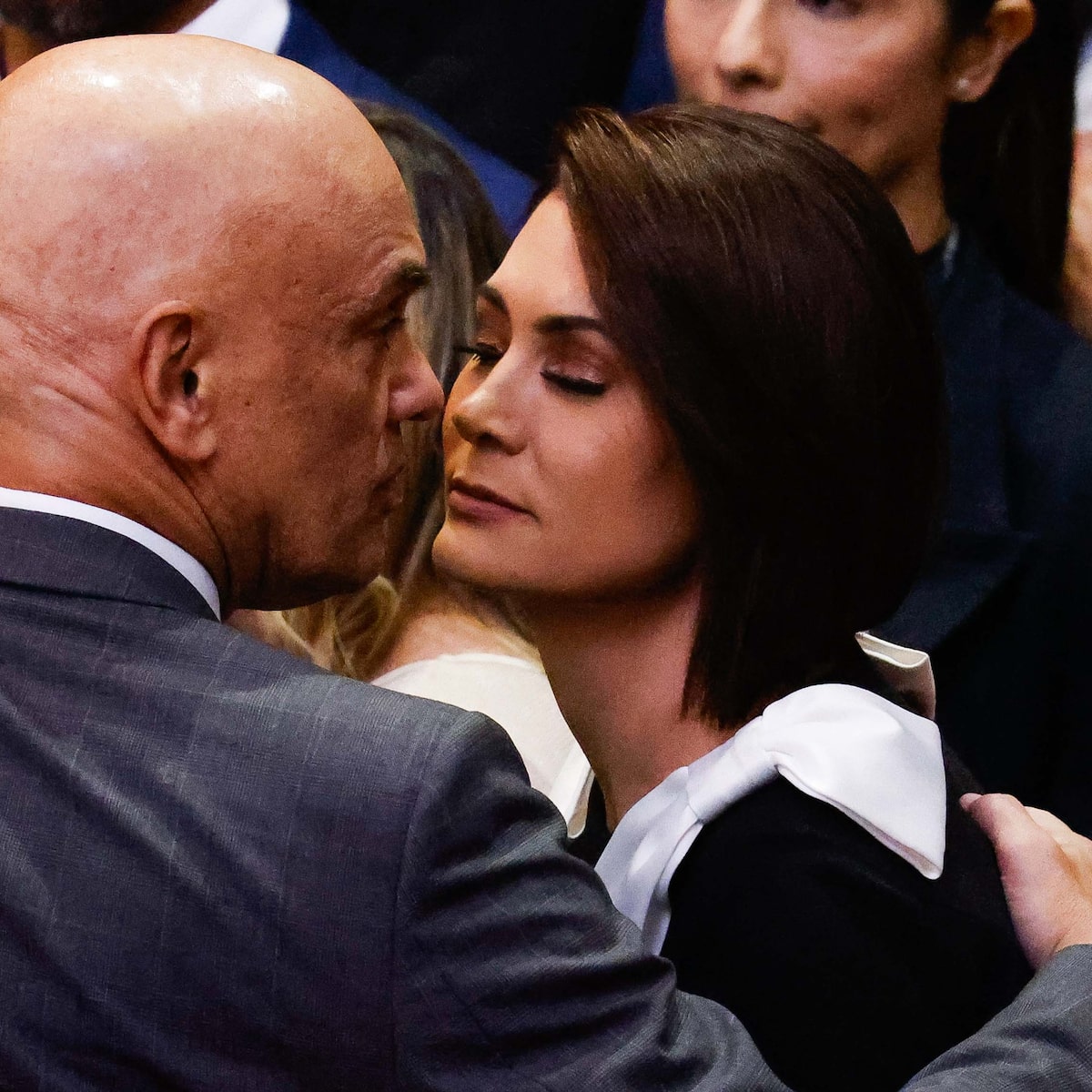 JosephAlvesNig's tweet photo. A tentativa de justificar as péssimas ações de Michele, ao suspeitar de tramas e coações para que ela faça o que está fazendo, como se estivesse sendo ameaçada ou forçada, não reflete a verdade. Imagine que isso pudesse estar ocorrendo. Seria uma carta suprema pra mostrar ao mundo o que os ameaçadores são,  dando nomes e apontando os crimes.  Ou seja, se isso ocorre, ela teria tudo nas mãos para destruir o sistema. A dicotomia nao se firma. Michele perde a graça que nunca teve. Perde a admiração de uma nação pra receber o repúdio do povo.