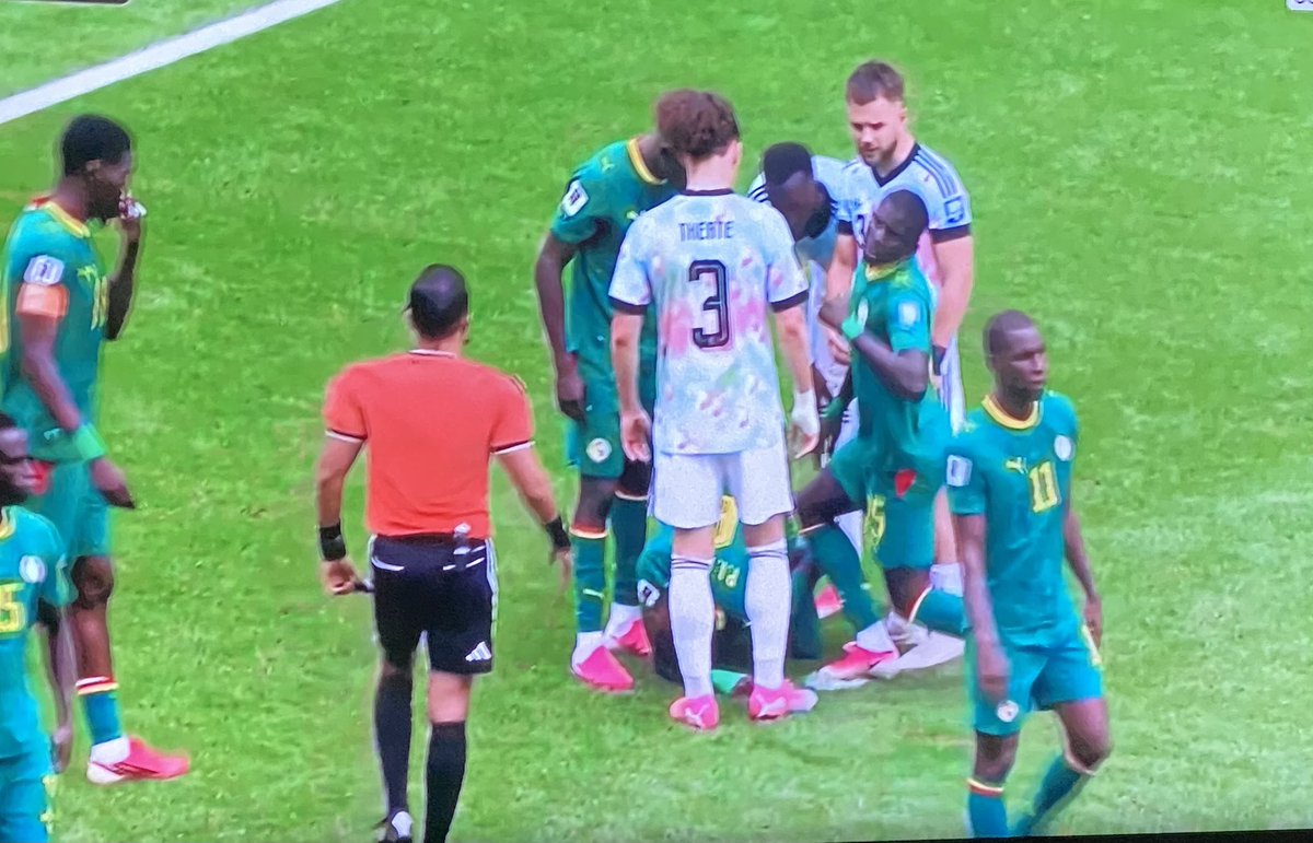 rsarhane's tweet photo. Après la technique de l’abandon du terrain 🇸🇳, celle de je me couche sur le point de Penalty.,, la honte jusqu’au bout ! https://t.co/TO4O4tIlAv