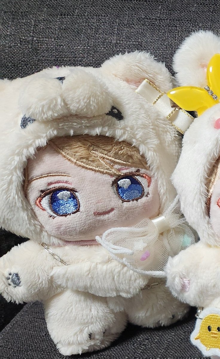 mayoidoriP's tweet photo. @ao_enst10 お耳のお花もリボンも可愛いです🎀
我が家の嵐ぬい🐻‍❄️も口もとにシワがありましたが、お着替えさせたりリボン付け替えたりいろいろしてたら薄くなって来ました！
青様のまよぬちゃんも愛でてるうちにシワも目立たなくなってより美人になると思います☺️ https://t.co/IMSRXlSw0G