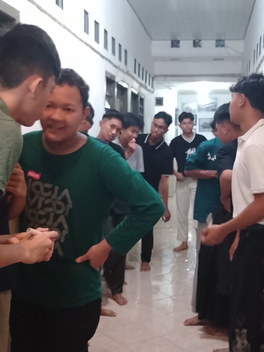 Salsabilasri1's tweet photo. Whispering @MrBobSuperSeru https://t.co/gukOeVFMTw