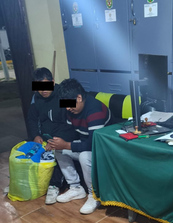 Regpol_Puno's tweet photo. #Puno🚨 I Efectivos de la Unidad de Emergencia PNP Puno lograron la detención de una persona de 31 años de edad, por su presunta participación en el delito contra la seguridad pública, en la modalidad de peligro común – conducción en estado de ebriedad. #PoliciasEnAccion👮🚔 https://t.co/ewjKb6tjED