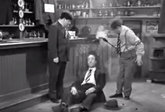 ClownRaynbow's tweet photo. https://t.co/nQRtHhXJuX
Released July 4, 1946 - "Three Loan Wolves" starring the #threestooges (Moe, Larry, Curly) https://t.co/r1roz1N80p