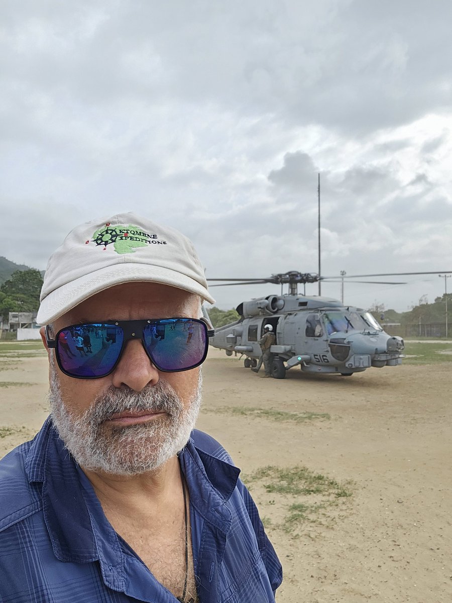 ktqmene's tweet photo. Estan en Moron, aterrizó un Sea Hawk de la Armada de Estados Unidos, estan .onitireando las zonas afectadas para coordinar ayudas 🙏 https://t.co/FrKFMfcNfp