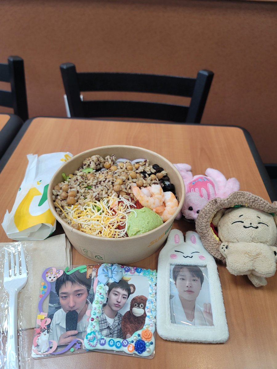 aj08057's tweet photo. 같이 먹자ㅋ우즈야 
#우즈야이루와 #조승연 #서브웨이 https://t.co/FUkjJPkzW2