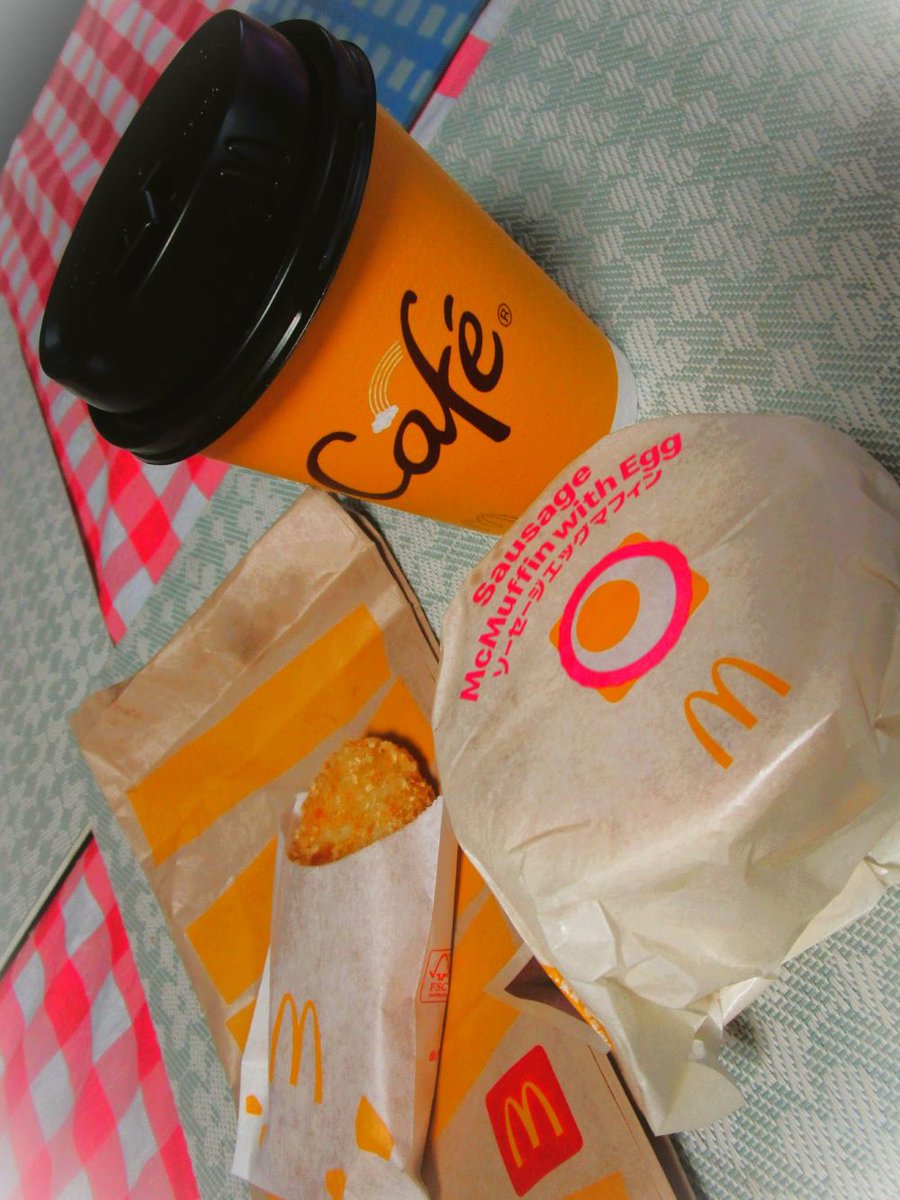 dancesylphide's tweet photo. ３日間帰省していた夫が夜行バスで帰ってきたのを6:30に駅まで迎えに行き、朝ごはん食べてないからマクドナルド寄りました。
久しぶりのマック。
超久しぶりの＼朝マック／

おはようございます 🐓

#おうちごはん https://t.co/cFuadAg9Gk