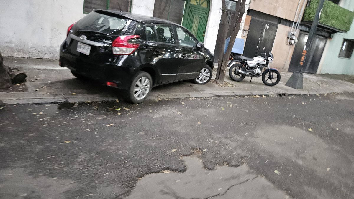 DannyLopez05's tweet photo. Calle esparta número 8 y en la alamos. De por si la banqueta es angosta y estos amigos con sus autos atravesados
@UCS_GCDMX https://t.co/DPwY8NsOSz