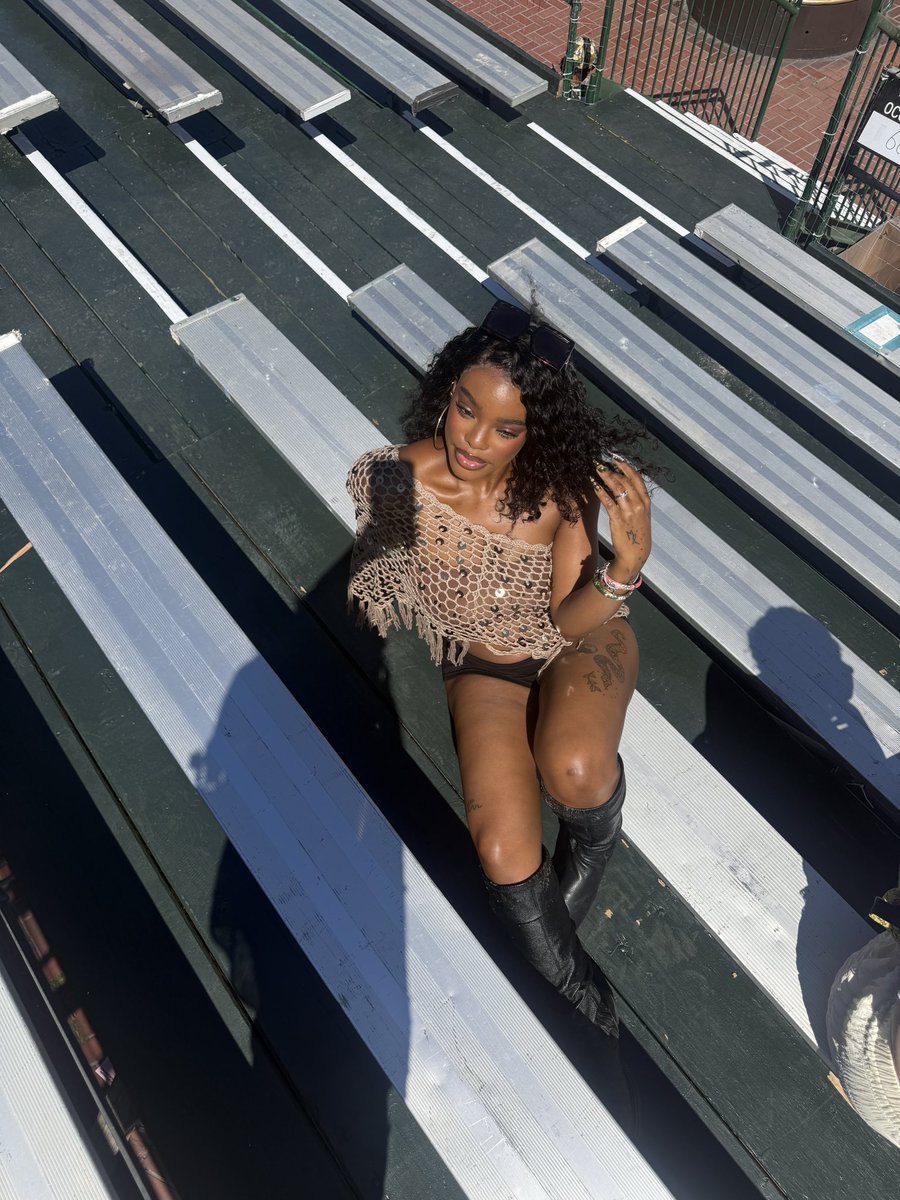 jaygoloco's tweet photo. hot mommy . hot fiancé . I’d love it here too https://t.co/aS5iSrBJ0y