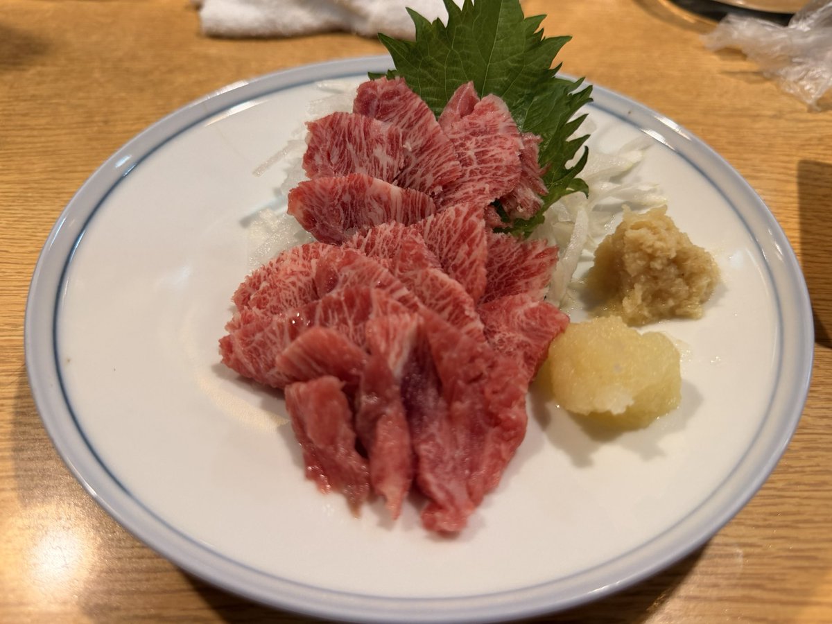 reeeeeeeeo821's tweet photo. おにぎり屋さんで夜ご飯
馬刺しなんだけど美しすぎんか？ https://t.co/GKNzAnDx5t