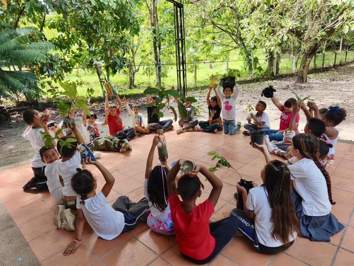 PDACaldas's tweet photo. El Club Defensores del Agua de la Institución Educativa Buenavista, sede San Fernando, en La #Dorada continúa promoviendo la conciencia ambiental a través de la siembra de árboles y acciones que fortalecen el
cuidado de nuestro entorno.
 #AguaParaLaVida @GoberCaldas https://t.co/gKNZKU6zjs