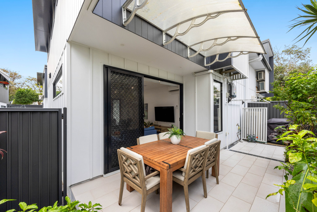 RWCaloundra's tweet photo. NEW TO MARKET-LUXURY IN HEART OF CALOUNDRA!
👉https://t.co/yjIJi98osN
📍7/4-6 Wyreema Tce, Caloundra
💲$1,185,000
📱Donna Sheen 0431 412 599
#RayWhiteCaloundra #Caloundra #CaloundraRealestate #CoastalLifestyle #NewToMarket #CoastalLiving #PropertyListing #CaloundraLiving https://t.co/FlMEUmfErv