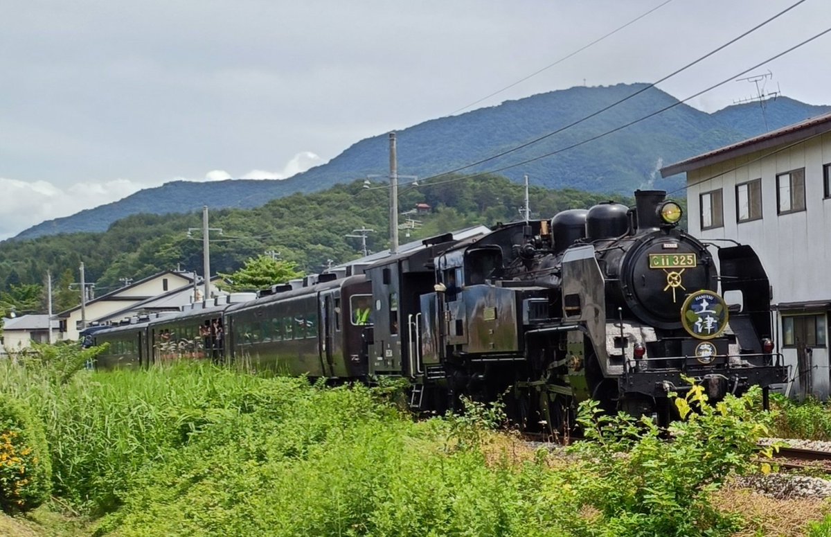 hba457to's tweet photo. 会津田島駅近くでSL土津号を見ました。会津田島駅のホームは人が沢山いました。会津田島は天気が良かったです。乗っている人が手を振ってくれました。SL土津号を見て感動しました。SL土津号はかっこ良かったです。 https://t.co/zc5Y2CcmXv