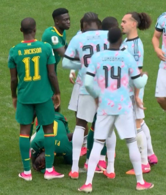 garistengah_id's tweet photo. SAKIT!! TERLALU SAKIT 💔

Senegal gugur dari Piala Dunia bukan cuma karena gagal mempertahankan keunggulan 2-0.

Mereka gagal setelah VAR menunjuk titik penalti untuk Belgia di menit akhir pertandingan. Mengangkat kembali memori AFCON 2025 kontra Maroko.

Benar/tidaknya keputusan wasit, tetap keputusan itu terasa begitu berat buat Senegal.

Youri Tielemans yg sebelumnya berhasil memaksa laga ini ke babak tambahan waktu, menyelesaikan tugasnya dari titik putih.

Belgia akhirnya lolos ke 16 besar dengan kemenangan 3-2 setelah tertinggal 0-2 lebih dulu.

Belgia sebelumnya juga tercatat sebagai tim terakhir yg sukses menang setelah tertinggal dua gol lebih dulu di ajang Piala Dunia.

Tepatnya 2018, Nacer Chadli ketika itu mengunci kemenangan 3-2 Belgia atas Jepang di menit ke-94.

8 tahun kemudian, giliran Tielemans jadi aktor utama kebangkitan mereka.

@toshibatv_id #FeelEveryGoal