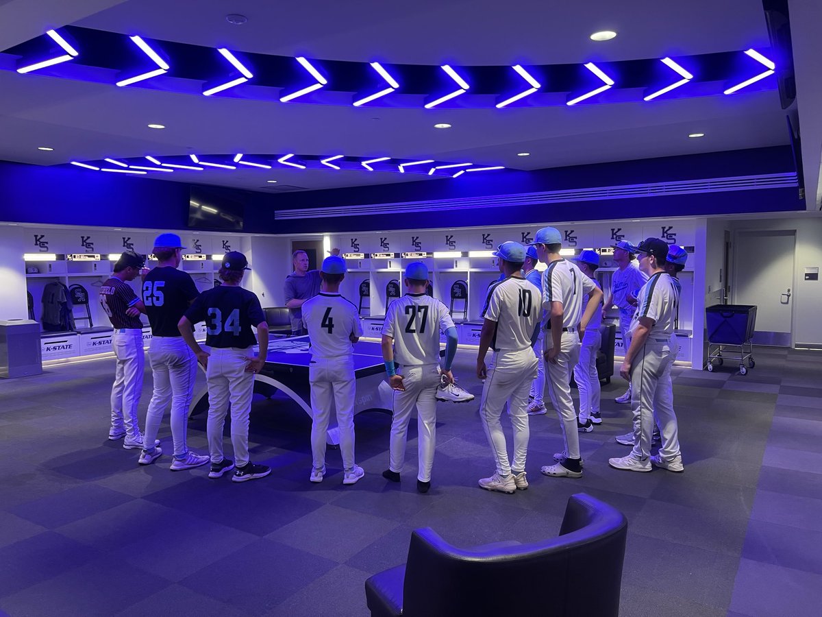 Prime27_17's tweet photo. 2027s–2030s made their way to Kansas State this morning for a great workout. Huge thank you to @KStateBSB for hosting our guys, and a special thanks to @Connolly_10 for taking the time to work with them! https://t.co/Q650CvDmTr