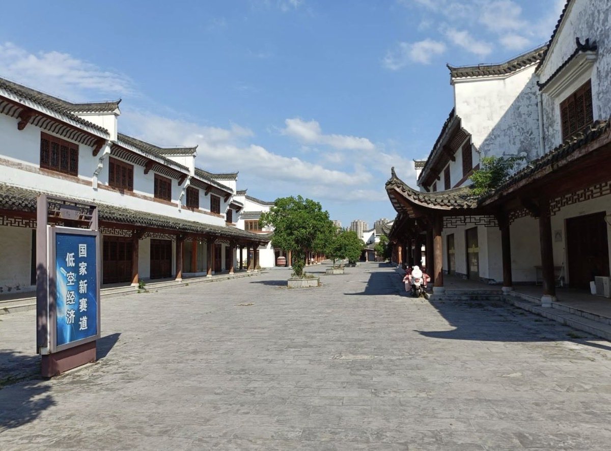 ouengogoc's tweet photo. 同好会（会話クラス）
同学発表“城市和古代诗人”
主に李白ゆかりの地（長江流域）を訪ね、そこにある箱物観光施設も見学した旅行。↓凄い移動距離&amp;その箱物は日本人初上陸⁉️李白も凄いけど同学の原動力も尊敬😆
客なし箱物イマイチ例→ 池州杏花村。良かった所→最新技術使った安陸李白記念館だそう。 https://t.co/04nTeA6p2q