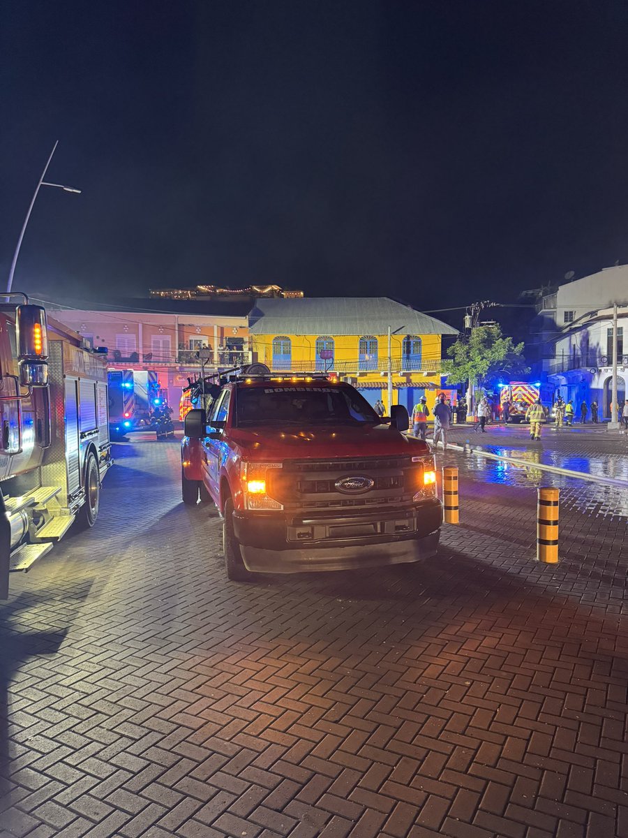 BCBRP's tweet photo. 🚨 Personal de varias estaciones del Benemérito Cuerpo de Bomberos de la República de Panamá (BCBRP) atiende un incendio de grandes proporciones en un caserón ubicado en calle Veraguas, en el Casco Antiguo.

Las unidades realizan labores para controlar y sofocar las llamas. https://t.co/5mC0CFGeqJ